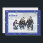 Cartes Pour Fêtes Annuelles Belle Main Tirée Étoiles Happy Hanoukka Family Hol<br><div class="desc">Cartes photos élégants et mignons sont parfaits pour tous vos amis et votre famille cette saison de vacances. Customisez le texte "happy hanoukka" avec votre propre salut et changez le nom de famille et l'année et échangez la photo pour une photo de vos enfants, de votre animal de compagnie ou...</div>