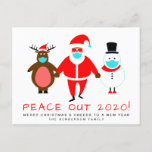 Cartes Pour Fêtes Annuelles Black Père Noël Snowman Reindeer Mask Peace Out 20<br><div class="desc">Carte postale de Noël et Nouvel An drôle célébrant la fin prochaine à une rude 2020. Un bonhomme de neige et de rennes, dirigé par un Père Noël noir rétro cool, portent des masques de visage debout sur "Peace Out 2020 !" dans une amusante typographie rouge. Vous pouvez personnaliser le...</div>