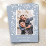 Cartes Pour Fêtes Annuelles Blanc Joyeux Noël Dusty Bleu Photo<br><div class="desc">Berries blanches, feuilles et points sur un arrière - plan bleu poussiéreux (ou toute couleur pour correspondre à votre photo) mettent en valeur votre photo préférée avec vos noms et salutations en lettres chic en bas. Sélectionnez Matte pour le papier le plus lourd et la haute définition pour une meilleure...</div>
