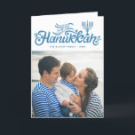 Cartes Pour Fêtes Annuelles Bleu clair Bonne main Hanoukka<br><div class="desc">Carte de jour férié photo bleu clair Happy Hanoukka | Envoyez vos voeux Hanoukka à votre famille et à vos amis avec ce carte photo de vacances personnalisable. Il est doté d'un script en lettres bleu clair avec une illustration de menorah. D'autres couleurs sont disponibles.</div>