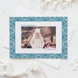 Cartes Pour Fêtes Annuelles Blue Fair Isle Winter Knit Motif Photo Noël<br><div class="desc">Envoyez des voeux de vacances chaleureux enveloppés dans un design cosy et festif avec cette Photo Christmas Card, avec un charmant arrière - plan motif Fair Isle tricot. Le design complexe évoque l'atmosphère réconfortante de la chaleur hivernale et de la joie des vacances. Cette carte de Noël personnalisable offre un...</div>