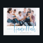 Cartes Pour Fêtes Annuelles Blue Happiest Hanoukka Brush Calligraphy Photo<br><div class="desc">Bonne Hanoukka ! Envoyez des voeux de vacances à vos proches avec cette carte postale Happy Hanoukka. Il présente une calligraphie moderne à brosse bleue avec un motif de neige délicat assorti. Personnalisez en ajoutant une photo, des noms, une date et un message. Cette carte postale festive de vacances en...</div>