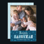 Cartes Pour Fêtes Annuelles Blue Happy Hanoukka Photo Modern Fun Typographie<br><div class="desc">"Bonne Hanoukka." Une typographie artisanale amusante, ludique et fantaisiste, accompagnée d'une Star of David motif aléatoire en bleu poussiéreux recouvrant des lignes dessinées à la main bleu marine de minuit sur un arrière - plan bleu turquoise foncé, ainsi qu'une photo de votre choix, vous aide à ouvrir Hanoukka. Des lignes...</div>