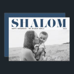 Cartes Pour Fêtes Annuelles Blue Shalom Bold Typographie Happy Hanoukka Photo<br><div class="desc">Heureux Hanoukka ! Envoyer Hanoukka souhaite à la famille et aux amis avec cette carte Hanoukka moderne personnalisable. Il présente SHALOM en caractères gras. Personnalisez en ajoutant des noms et une photo. Cette photo Happy Hanoukka carte est disponible dans d'autres cartons.</div>