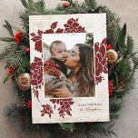 Cartes Pour Fêtes Annuelles Bois clair rustique | Floral rouge<br><div class="desc">Ce magnifique carte photo de vacances présente des fleurs découpées en rouge bordeaux sur un faux arrière - plan en bois lavé clair. Facile à personnaliser ! Le dos contient un design en bois assorti.</div>
