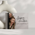 Cartes Pour Fêtes Annuelles Bonne Hanoukka Minimalist photos de noms de famill<br><div class="desc">Cette carte Hanoukka moderne est dotée d'un design photo à fond avec une couverture de typographie minimale,  créant un accueil de vacances élégant et élégant. Parfait pour présenter votre photo préférée,  le texte simple ajoute une touche contemporaine à vos souhaits Hanoukka.</div>
