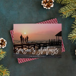 Cartes Pour Fêtes Annuelles Bonnes Fêtes Pinceau Lettré<br><div class="desc">Partagez une photo de vacances préférée en cette période de fêtes avec ces cartes photos de vacances chic, avec une superposition de texte en lettres blanches lisant "Bonnes Fêtes". Personnalisez avec vos nom(s), salutation et/ou année. Les cartes s'inversent vers un motif géométrique subtil en rouge et blanc de canneberge riche....</div>