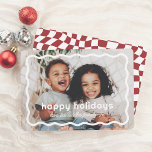 Cartes Pour Fêtes Annuelles Bordure vague moderne Retro Photo de Noël<br><div class="desc">Cette carte de vacances présente votre photo préférée encadrée d'une bordure blanche grasse et ondulée. "Joyeuses fêtes" est écrit dans la typographie ludique, avec votre nom de famille ci-dessous dans un script mignon. Le dos présente un amusant et rétro ondulé à damiers motif. Parfait pour partager l'allégresse de vacances avec...</div>