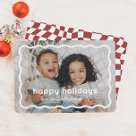 Cartes Pour Fêtes Annuelles Bordure vague moderne Retro Photo de Noël<br><div class="desc">Cette carte de vacances présente votre photo préférée encadrée d'une bordure blanche grasse et ondulée. "Joyeuses fêtes" est écrit dans la typographie ludique, avec votre nom de famille ci-dessous dans un script mignon. Le dos présente un amusant et rétro ondulé à damiers motif. Parfait pour partager l'allégresse de vacances avec...</div>