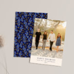 Cartes Pour Fêtes Annuelles Botanique minimaliste vertical bleu noir personnal<br><div class="desc">Envoyez vos vœux de vacances chaleureux à vos amis et à votre famille avec ces magnifiques cartes verticales, présentant votre photo de famille sur le devant et un motif botanique élégant en bleu et noir sur le dos. Parfait pour ajouter une touche d'élégance à vos salutations de vacances, ces cartes...</div>