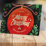 Cartes Pour Fêtes Annuelles Botanique moderne rouge boule de Noël<br><div class="desc">Le design est composé d'un ornement de Noël rouge sur un arrière - plan sombre. Ajoutez le nom,  l'année et le message personnalisé de votre famille. Disponible ici : http://www.zazzle.com/store/selectpartysupplies</div>