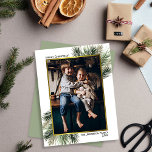 Cartes Pour Fêtes Annuelles Branches de pin simple et cadre photo or Noël<br><div class="desc">Cette carte de Noël est simple et élégante. Il présente votre photo dans un cadre d'or à fausse feuille avec des branches de pin dans les coins. L'accueil minimaliste dit "Joyeux Noël" avec la place pour votre signature et l'année ci-dessous. Une façon élégante et élégante d'envoyer des salutations de vacances....</div>