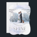 Cartes Pour Fêtes Annuelles Briller | Photo Hanoukka en argent et bleu clair<br><div class="desc">Cette carte de vacances festive et tendance présente le mot "Shine" en faux argent,  typographie moderne,  avec deux cercles géométriques assortis et des éclaboussures. Aquarelle abstraite bleu doux subtil décore l'arrière - plan et vous pouvez ajouter votre photo personnelle préférée à cette magnifique carte Hanoukka.</div>