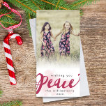 Cartes Pour Fêtes Annuelles Brosse de la paix Script de Noël<br><div class="desc">Faites passer la paix et la joie cette saison des Fêtes avec cette belle carte avec une police de caractères "Paix" sertie contre un arrière - plan aquarelle. Customisez en ajoutant votre photo, nom et année pour créer une carte de vacances qui sera appréciée par la famille et les amis....</div>
