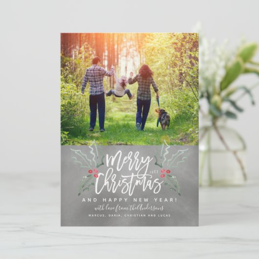 Cartes Pour Fêtes Annuelles Brosse Script Noël Hollies Tableau noir photo (Debout devant)