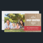 Cartes Pour Fêtes Annuelles Burlap rustique avec Bannière Rouge Photo Noël<br><div class="desc">Cette carte de voeux de Noël photo présente un arrière - plan branché en burlap avec le texte blanc qui dit : Joyeux Noël. Le bas de la carte est accentué d'une bannière rouge. Personnalisez avec une photo de famille et vos noms de famille.</div>