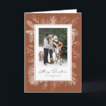Cartes Pour Fêtes Annuelles Cadre botanique en terre cuite Photo Noël<br><div class="desc">Joyeux Noël! Cette carte photo de Noël d'inspiration vintage présente un cadre botanique blanc délicat dans l'art de la ligne dessinée à la main, donnant à votre accueil de vacances une touche intemporelle et élégante. Avec différentes couleurs arrière - plans disponibles, il est facile d'assortir votre photo de famille ou...</div>