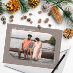 Cartes Pour Fêtes Annuelles Cadre courbe minimaliste moderne 1 Photo Noël<br><div class="desc">Avec toute la folie de nos vies (surtout pendant la période des fêtes), cette carte photo de Noël conçue simplement est parfaite pour envoyer en famille et entre amis ! Il présente un cadre de coins incurvés orienté horizontalement et un jeu de couleurs simple brun et blanc. Le texte dit,...</div>