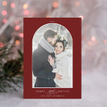 Cartes Pour Fêtes Annuelles Cadre d'arc moderne Joyeux et brillant Photo Rouge<br><div class="desc">Carte de vacances photo en arc moderne avec script "et" décoratif entre 2 mots et un motif de verdure d'hiver sur le dos. Pour une personnalisation plus avancée de cette conception,  cliquez sur le BOUTON OUTIL DESIGN BLEU.</div>