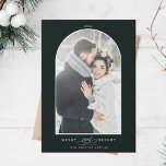 Cartes Pour Fêtes Annuelles Cadre d'arc moderne Joyeux et vert photo brillant<br><div class="desc">Carte de vacances photo en arc moderne avec script "et" décoratif entre 2 mots et un motif de verdure d'hiver sur le dos. Pour une personnalisation plus avancée de cette conception,  cliquez sur le BOUTON OUTIL DESIGN BLEU.</div>