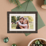 Cartes Pour Fêtes Annuelles Cadre de base classique preppy une photo brun<br><div class="desc">Un motif de pied de brun à revers encadre une seule photo horizontale sur cette carte de vacances classique. Le type simple permet d'avoir de la place pour un accueil personnalisé ("Joyeux Noël" peut être changé en "Joyeux Vacances" ou tout ce que vous voulez), le nom de famille et l'année....</div>