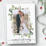 Cartes Pour Fêtes Annuelles Calligraphie Coeur rouge marié et joyeux photo<br><div class="desc">Carte de Noël minimaliste moderne Calligraphie simple Coeur rouge Script Marié et Joyeux Mariage Photo</div>