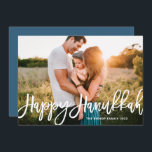 Cartes Pour Fêtes Annuelles Calligraphie moderne audacieuse Happy Hanoukka Pho<br><div class="desc">Heureux Hanoukka ! Envoyer Hanoukka souhaite à la famille et aux amis avec cette carte Hanoukka de calligraphie personnalisable. Il dispose de calligraphie moderne. Personnalisez en ajoutant des noms et une photo. Cette photo Happy Hanoukka carte est disponible dans d'autres cartons.</div>