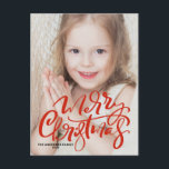 Cartes Pour Fêtes Annuelles Calligraphie moderne rouge Joyeux Noël Photo<br><div class="desc">Joyeux Noël! Envoyez votre message de Noël festif à votre famille et à vos amis avec cette carte postale de Noël personnalisable. Il dispose d'une calligraphie moderne blanche. Personnalisez en ajoutant une photo, des noms, l'année et d'autres détails. Cette carte postale de Noël avec lettres à la main est disponible...</div>