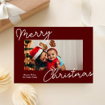 Cartes Pour Fêtes Annuelles Calligraphie rouge Joyeux Noël Photo moderne<br><div class="desc">Calligraphie Rouge Joyeux Noël Carte de vacances photo moderne. Envoyez des voeux de vacances personnalisables et personnalisés à vos amis, collègues et famille dans des cartes de style simple, chic, élégant et moderne design photo festif, naturel minimaliste! Ci-dessous la calligraphie présente votre message de voeux personnalisé dans la typographie moderne....</div>