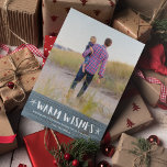 Cartes Pour Fêtes Annuelles Chaleureux souhaits Rustic Beach Famille Photo Noë<br><div class="desc">Cartes de Noël dans un design photo rustique en bois bleu d'inspiration balnéaire "Veux chauds". Customisé avec votre salutation personnalisée,  votre photo et vos noms. Cette carte de Noël de la famille de la plage revient à un design en bois rustique coordonné à l'arrière.</div>