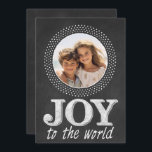 Cartes Pour Fêtes Annuelles Chalkboard Noël typographie Photo Joy World<br><div class="desc">Vintage panneau de craie de vacances au design simple et contemporain. VOUS POUVEZ ÉGALEMENT IMPRIMER SUR LE DOS ! Téléchargez vos propres images, ajoutez du texte personnalisé et bien plus encore ! CLIQUEZ SUR LE LIEN QUI DIT : CUSTOMISEZ-le pour redimensionner/déplacer les photos, changer de police, ajouter ou supprimer du...</div>