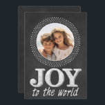 Cartes Pour Fêtes Annuelles Chalkboard Noël typographie Photo Joy World<br><div class="desc">Vintage panneau de craie de vacances au design simple et contemporain. VOUS POUVEZ ÉGALEMENT IMPRIMER SUR LE DOS ! Téléchargez vos propres images, ajoutez du texte personnalisé et bien plus encore ! CLIQUEZ SUR LE LIEN QUI DIT : CUSTOMISEZ-le pour redimensionner/déplacer les photos, changer de police, ajouter ou supprimer du...</div>