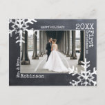 Cartes Pour Fêtes Annuelles Chalkboard Nouveau Noël Photo Snowflake<br><div class="desc">Customisez ce carte photo avec une photo de mariage ou une photo de vous et de votre nouveau mari ou femme qui apprécient la vie ensemble. Cette carte comporte des flocons de neige en détresse et une police de machine à écrire.</div>