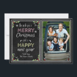 Cartes Pour Fêtes Annuelles Chalkboard Style Nous vous souhaitons un joyeux No<br><div class="desc">Carte de Noël de style Chalkboard mignonne avec typographie de style Chalkboard,  flocons de neige,  fleurs de Noël et couronne. Montrez coque vos belles photos à l'intérieur de la jolie bordure dessinée à la craie.</div>