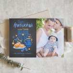 Cartes Pour Fêtes Annuelles Chalkboard Watercolor Menorah Happy Hanoukka Photo<br><div class="desc">Heureux Hanoukka ! Envoyez vos souhaits à votre famille et à vos amis avec cette carte à plat photo personnalisable. Il présente des illustrations aquarelle de symboles Hanoukka tels que Hanukkiah ou menorah, sufganiyot, olives et dreidel sur un arrière - plan de tableau noir imitation. Personnalisez en ajoutant des noms...</div>