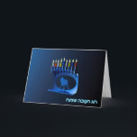 Cartes Pour Fêtes Annuelles Chanukkah bleu brillant Menorah<br><div class="desc">Un menorah moderniste,  métallique,  bleu de Chanukkah,  comportant un lion en silhouette,  contre une obscurité,  nuit-comme l'arrière - plan. Chacun des neuf des bougies est lecture hébreue "Chag Chanukkah Sameach" des textes de Lit. (Hanoukka heureux) apparaît également dans le bleu rougeoyant et le blanc.</div>