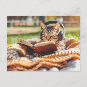 Cartes Pour Fêtes Annuelles Chat lisant un livre sur une couverture tricotée