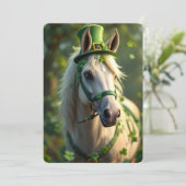 Cartes Pour Fêtes Annuelles Cheval mignon avec casquette vert, brique et shamr (Debout devant)