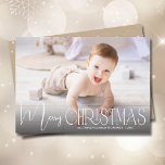 Cartes Pour Fêtes Annuelles Chic Joyeux script de Noël Photo<br><div class="desc">Célébrez les fêtes avec cette simple carte de Noël avec MERRY CHRISTMAS et vos noms en lettres chic. Il vous suffit de télécharger votre photo préférée et d'ajouter votre personnalisation familiale. *MODIFIEZ LA COULEUR au dos de la carte pour qu'elle corresponde à votre photo. Sélectionnez Haute Définition pour obtenir la...</div>