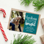 CARTES POUR FÊTES ANNUELLES CHIEN BARRE ESPRIT BRIGHT PET TURQUOISE NOËL<br><div class="desc">Appelle Tous Les Amoureux de les chiens ! 🐶 carte photo de Noël simple et amusante avec la citation "Barking Spirit Bright" dans un style de typographie moderne mixte sur un Arrière - plan TURQUOISE SPÉCIAL. Ajoutez votre photo de chien ou d'animal de compagnie ou votre portrait de famille avec...</div>