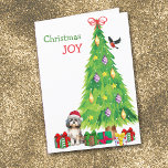 Cartes Pour Fêtes Annuelles Chien Shih Tzu, Oiseau et Arbre de Noël<br><div class="desc">Sur le devant de cette carte de Noël, un adorable petit chien chiite Tzu porte un casquette du Père Noël rouge et blanc assis à côté d'un arbre de Noël. Des emballages de cadeaux aux couleurs vives sont éparpillés, et un bullfinch débarque sur le sapin de Noël. Le texte rouge...</div>