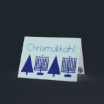 Cartes Pour Fêtes Annuelles Chrismukkah Navy Blue Holiday Ajouter Votre Photo<br><div class="desc">Ajoutez votre photo de famille préférée à l'intérieur de cette charmante carte de vacances Chrismukkah en bleu marine sur bleu pastel. Cette élégante carte de voeux moderne est conçue pour les familles mixtes qui fêtent à la fois Hanoukka et Noël. Les images bleu marine foncé d'une Menorah Hanoukka et d'un...</div>