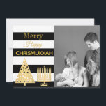 Cartes Pour Fêtes Annuelles Chrismukkah Photo Black Et White Stripes Gold<br><div class="desc">Ajoutez votre photo à cette amusante carte de vacances Chrismukkah dans un style moderne de rayures noir et blanc avec accents or pour Noël et Hanoukka combinés. Joyeux Chrismukkah ! Remplacez la photo du titulaire par votre propre photo de famille pour une carte personnalisée unique. Les motifs or pois de...</div>
