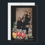 Cartes Pour Fêtes Annuelles Christmas Bells Photo Holiday Card<br><div class="desc">Une carte de voeux photo spectaculaire avec une garniture d'angle de cloches, étoiles, sucres de canne et verdure attachée avec un arc. (Photo créée par l'utilisateur15285612 - www.freepik.com). (Vector créé par orchidart - www.freepik.com). La carte est facile à customiser avec votre libellé, police, couleur de police, forme de papier et...</div>