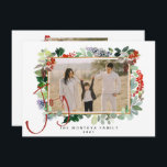 Cartes Pour Fêtes Annuelles Christmas Garland Family Photo Flat Holiday Card<br><div class="desc">Holiday propose de belles baies sèches de Noël et des feuilles avec une photo encadrée d'or et le mot joie dans le script de calligraphie rouge. Personnalisez facilement avec la photo préférée,  les noms et l'année de vacances.</div>