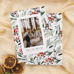 Cartes Pour Fêtes Annuelles Ciel & Nature Chanter classique Photo de Noël<br><div class="desc">Un design élégant et minimaliste, avec en toile de fond des baies vitrées peintes à la main, des baies aquarelles, des pins et une végétation botanique luxuriante, crée une atmosphère classique et intemporelle qui saisit l'essence de la saison. Le design présente une photo personnalisée de votre choix à l'intérieur d'un...</div>