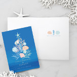 Cartes Pour Fêtes Annuelles Coastère Ocean Beach Seashell Christmas Tree<br><div class="desc">Qui a besoin de flocons de neige quand vous avez des coquillages ! Capturez une décontractée nautique cool et une ambiance côtière de ce fleur de mer de vacances avec notre collection de vacances de Noël inspirée de la mer côtière. Nous avons peint à la main de belles coquillages océaniques...</div>