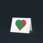 Cartes Pour Fêtes Annuelles Coeur danois vert rouge<br><div class="desc">La forme de coeur en rouge et le vert basé sur une conception danoise traditionnelle avec un damier tissé regardent.</div>