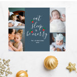 Cartes Pour Fêtes Annuelles Collage photo Cute Four Noël<br><div class="desc">Carte postale Modèle photo de Noël mignonne avec un texte festif et amusant dans un script de calligraphie moderne et élégant qui dit "manger, dormir et être joyeux". Il y a une illustration aquarelle d'un saint rouge et vert entre le texte qui ressemble à un arbre de Noël ! Sur...</div>