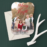 Cartes Pour Fêtes Annuelles Collage photo Joyeux et brillant de script rouge é<br><div class="desc">Les cartes photos de vacances "Merry & Bright" présentent un design cardinal en écriture rouge et un design recto verso avec plusieurs photos. Personnalisez le texte cardinal rouge, blanc et noir de fusain avec un message personnalisé et sélectionnez deux de vos photos de famille préférées pour l'avant et l'arrière de...</div>